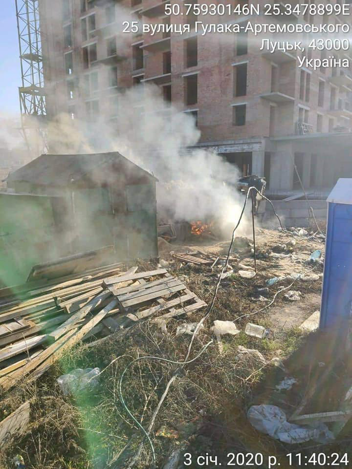 У Луцьку будівельників оштрафували за спалювання шин (фото)