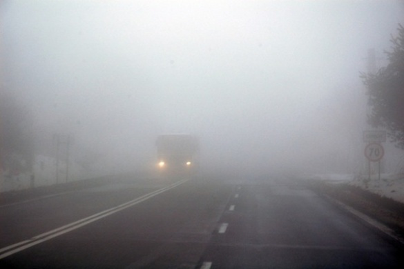 Мокро, туманно і слизько: волинські патрульні попереджають водіїв