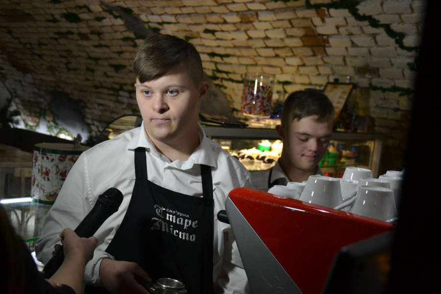 Київський бар безкоштовно частуватиме за відвідування «сонячного» кафе у Луцьку