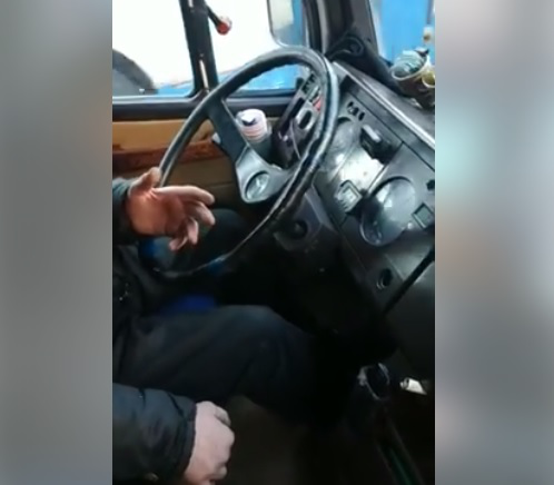 Не знав, куди їхав: у Рівному пасажири забрали у водія ключі від маршрутки (відео)