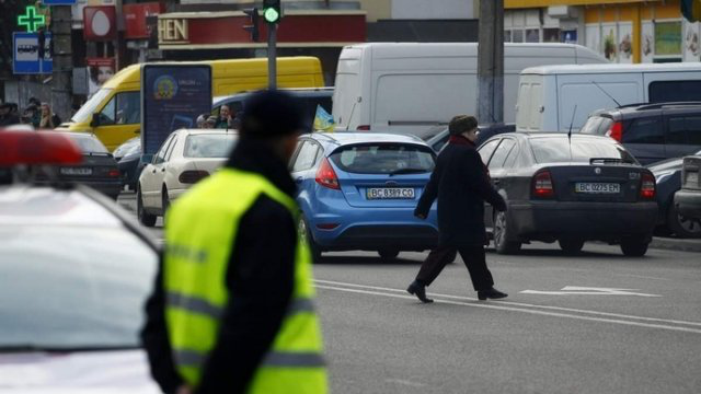 У Луцьку оштрафували пішоходів, які «спалились» перед патрульними (відео)