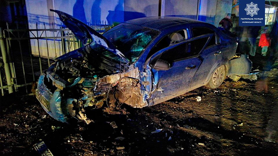 Авто розбите вщент: у Луцьку п'яний водії в'їхав у стовп (фото)