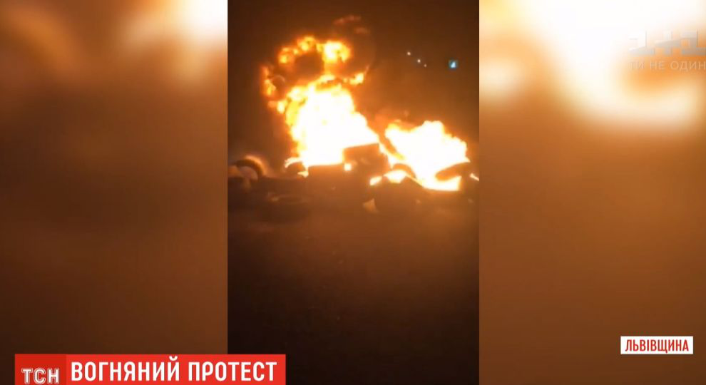 На пункті пропуску «Краковець» палили шини – протестують проти митників