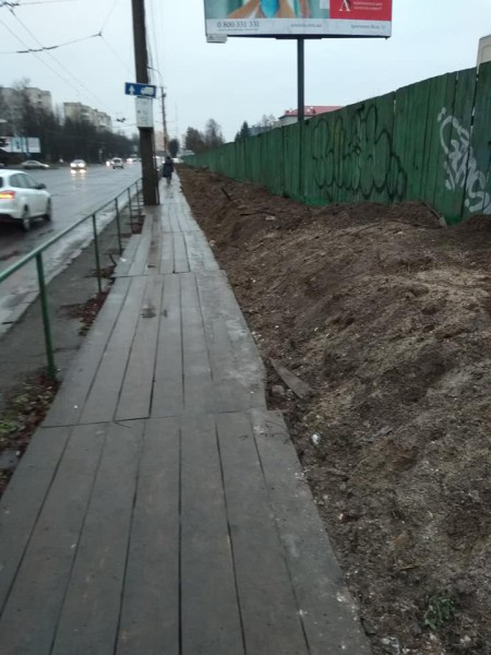 У Луцьку поскаржилися на тротуар біля 22 школи (фото)