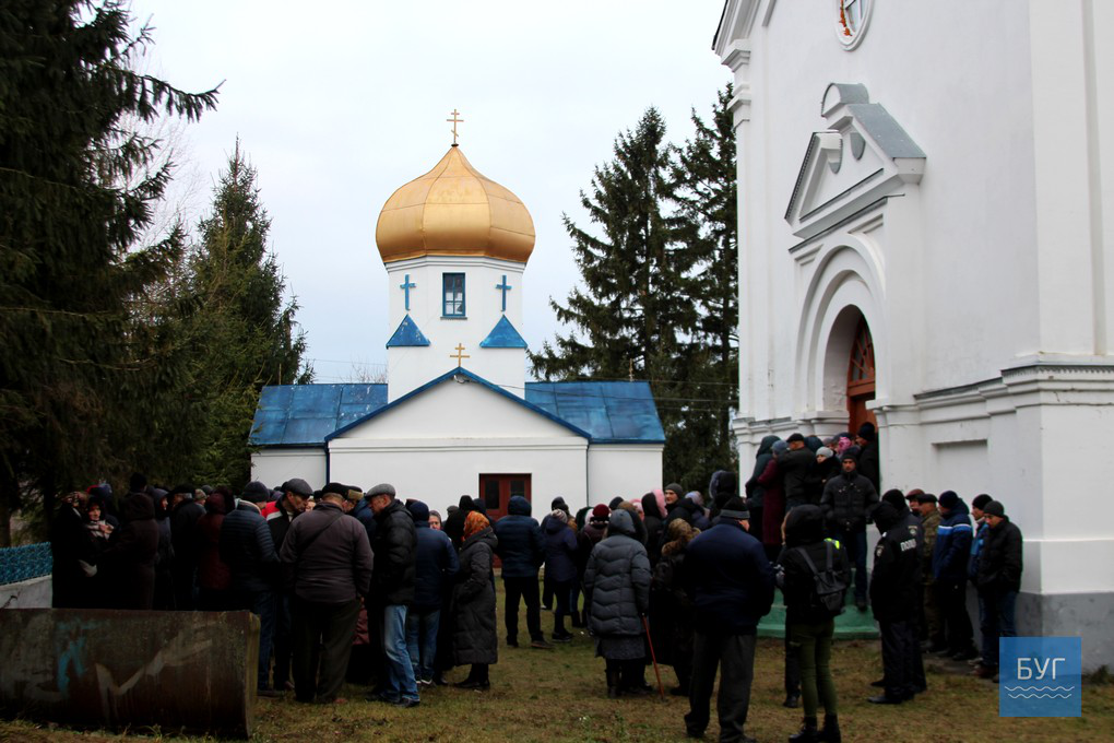 В Іваничівському районі відкрили опечатаний храм та молилися поки поліція охороняла порядок