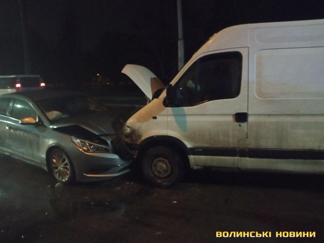 У Луцьку – ДТП: зіткнулися легковик та мікроавтобус (фото)
