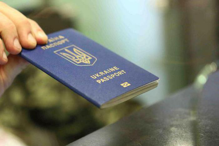 До Росії – лише із закордонним паспортом: що робити українцям, які вже там