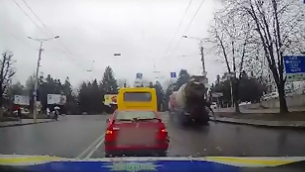 У Луцьку з вантажівки на ходу вилився бетон на дорогу (відео)
