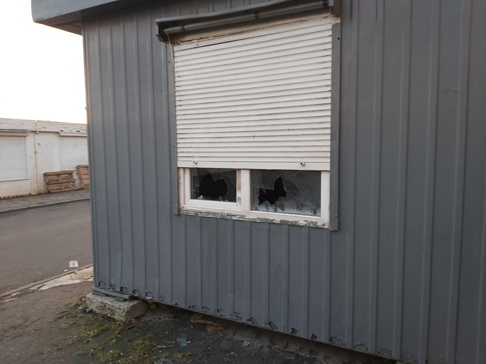 У контейнері муніципалів, що стоїть біля Старого ринку, розбили вікна (фото)