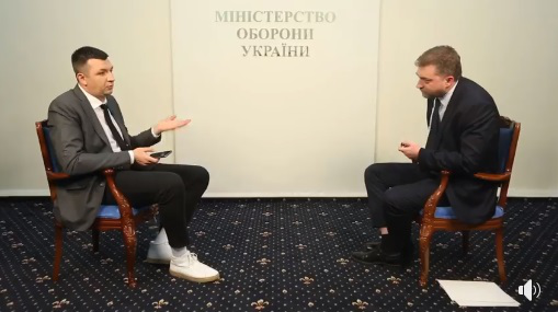 Міністр-істеричка: Андpiй Зaгopoднюк втік від журналіста посеред інтерв’ю (відео)