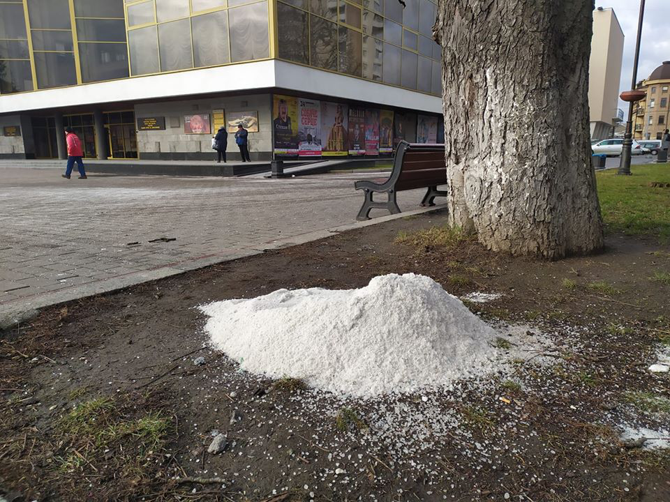 Бери і сип – на Театральному майдані Луцька лежить гора солі
