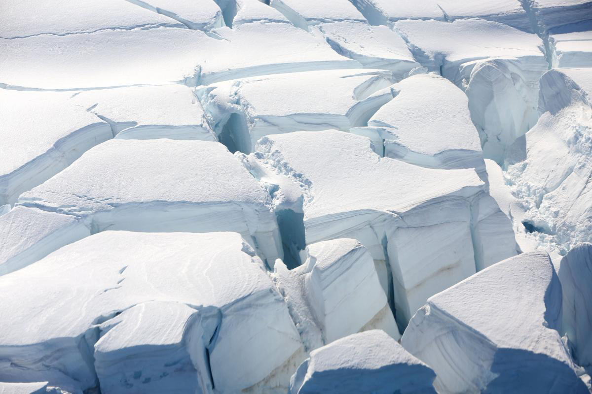 Вчені показали відео, як в Антарктиді відколовся величезний айсберг (відео)
