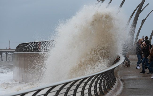 У Великобританії вирує смертоносний ураган 
