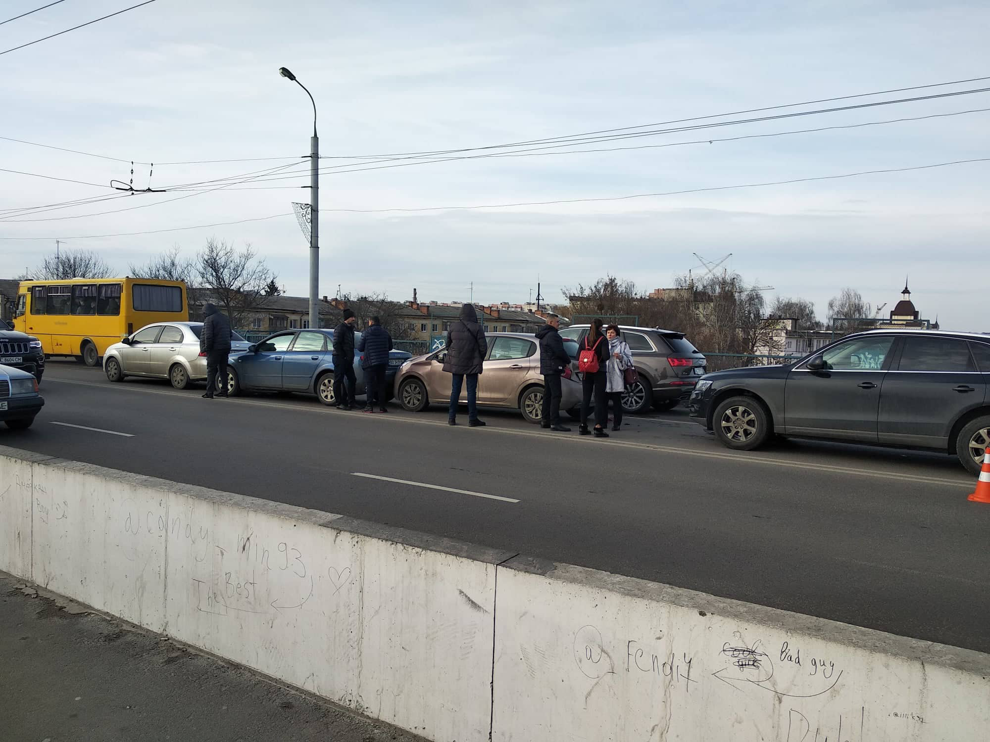У Луцьку біля «Там-Таму» зіткнулися чотири автівки: утворився затор (фото)