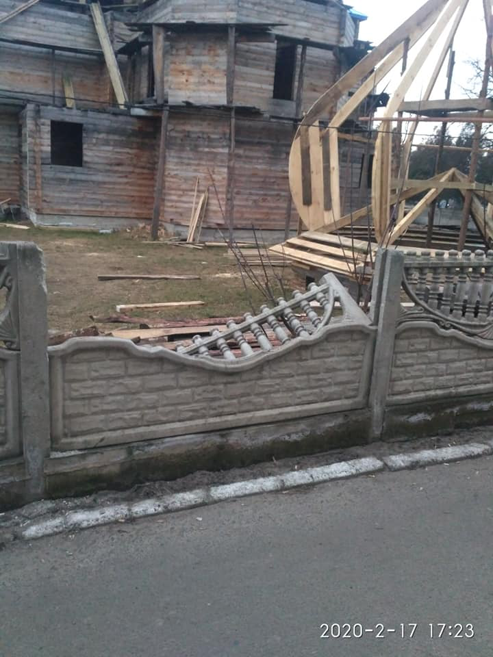 У Любомлі біля церкви знищили огорожу (фото)