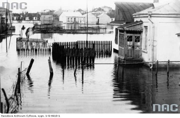 Місто у воді: показали повінь в Луцьку майже 90 років тому (фото)