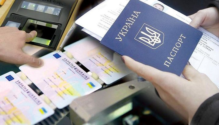 Волинянка через суд змусила міграційну службу видати їй паспорт у формі книжечки