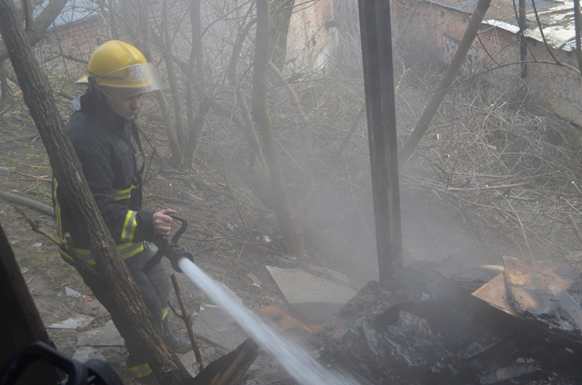 У Луцьку загорівся гараж: рятували автомобіль (фото)