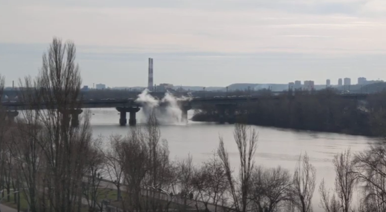 Прорвало теплотрасу: літри гарячої води виливаються в Дніпро (ВІДЕО, ФОТО)