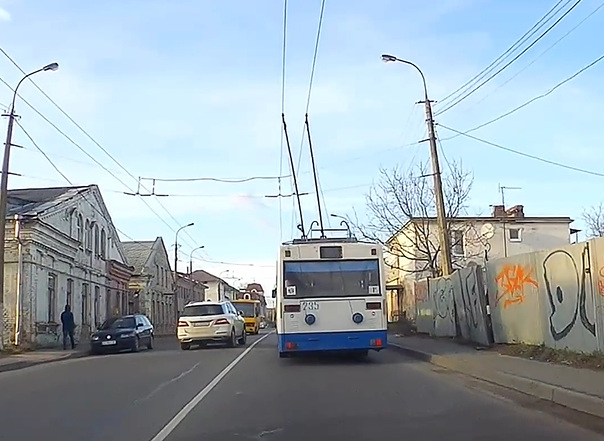 Майже лоб у лоб з маршруткою: як у Луцьку «мерседес» обганяв тролейбус (відео)