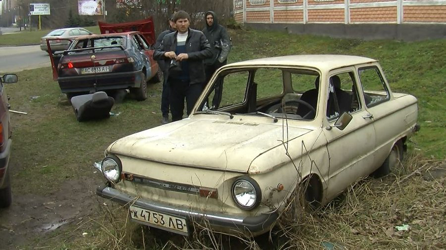 Трощили цеглою і арматурою: у Луцьку школярі розбили дві автівки (відео)