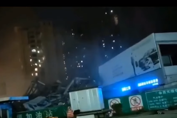 У Китаї обвалився 5-поверховий готель із хворими на коронавірус (відео)