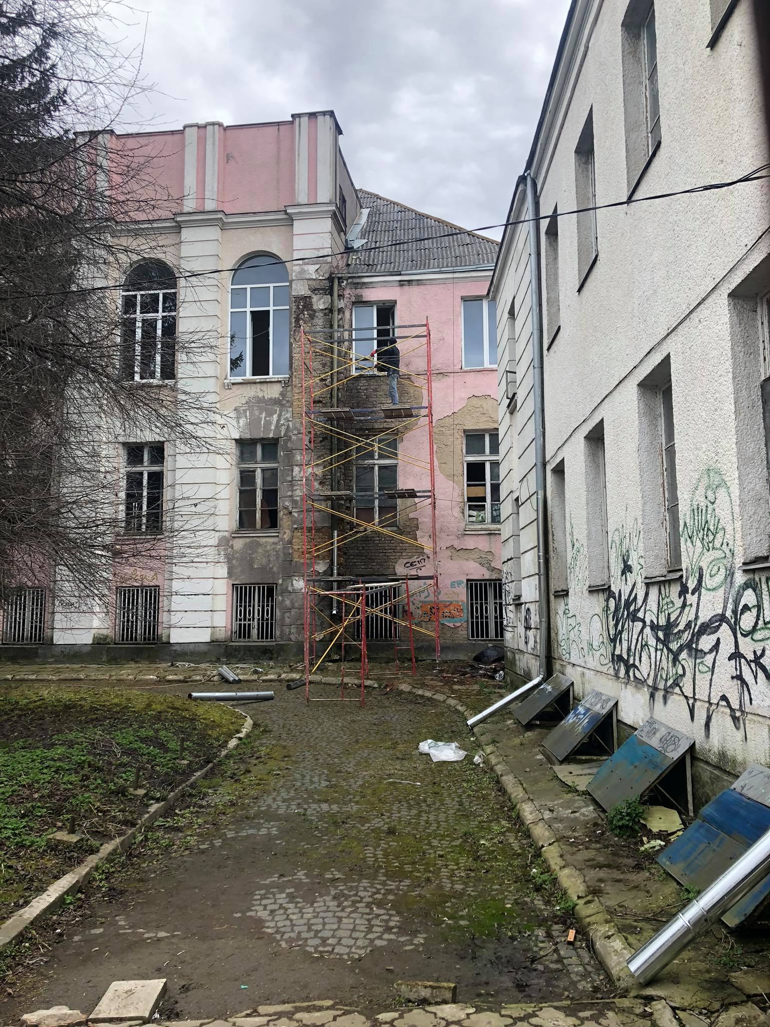 Будинок офіцерів у Луцьку: почали ремонтувати дах (відео)