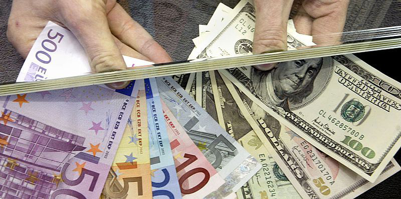 По чім міняють долари і євро в Луцьку