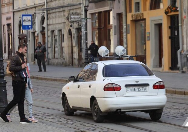 У Львові автомобілі-гучномовці закликають пенсіонерів сидіти вдома (відео)