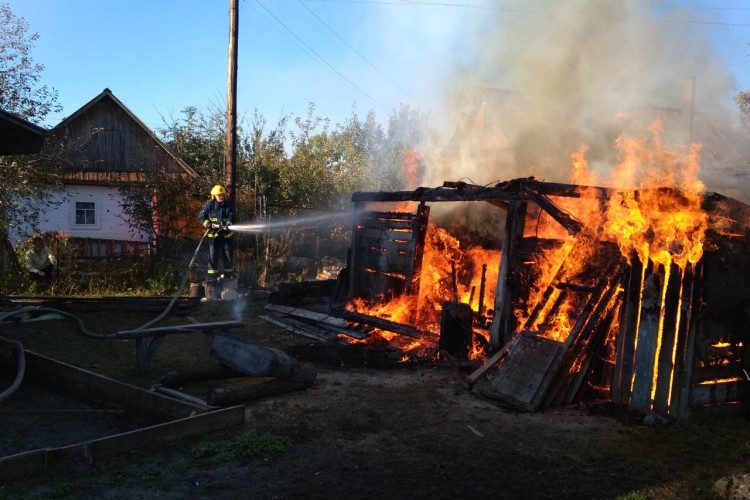 Пожежа на Волині: односельці відрами носили воду, а господаря врятував сусід