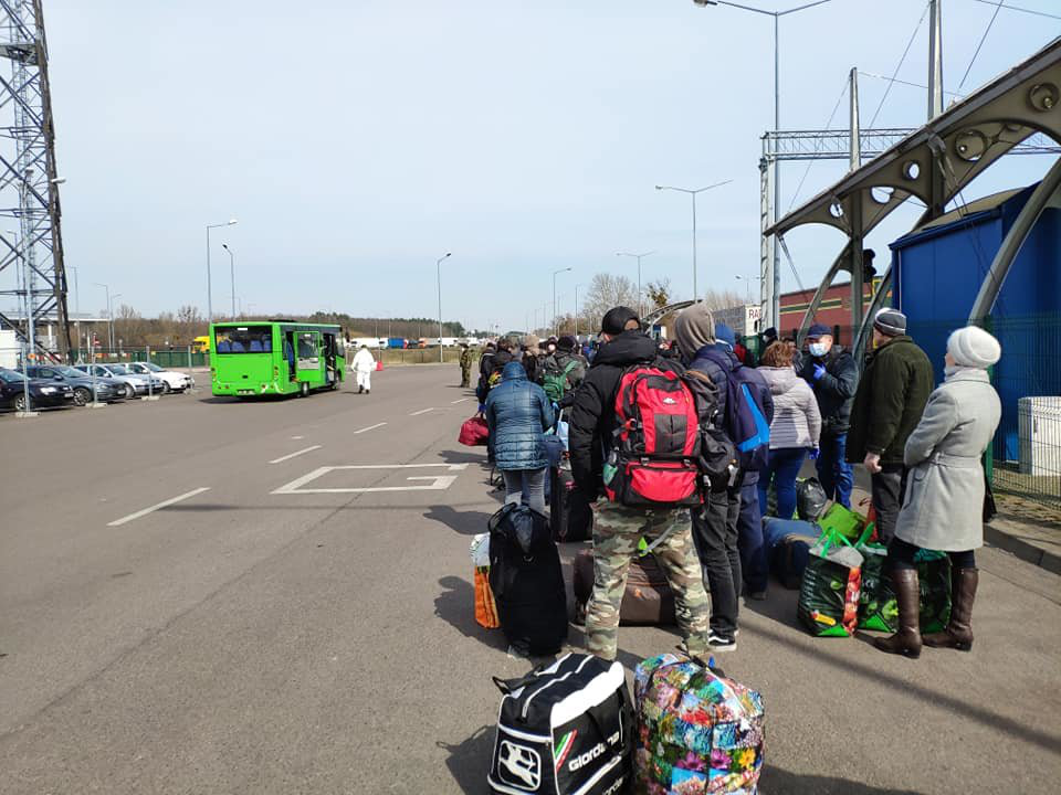З-за кордону за добу повернулися 37,3 тисячі українців, з них 22 — пішки