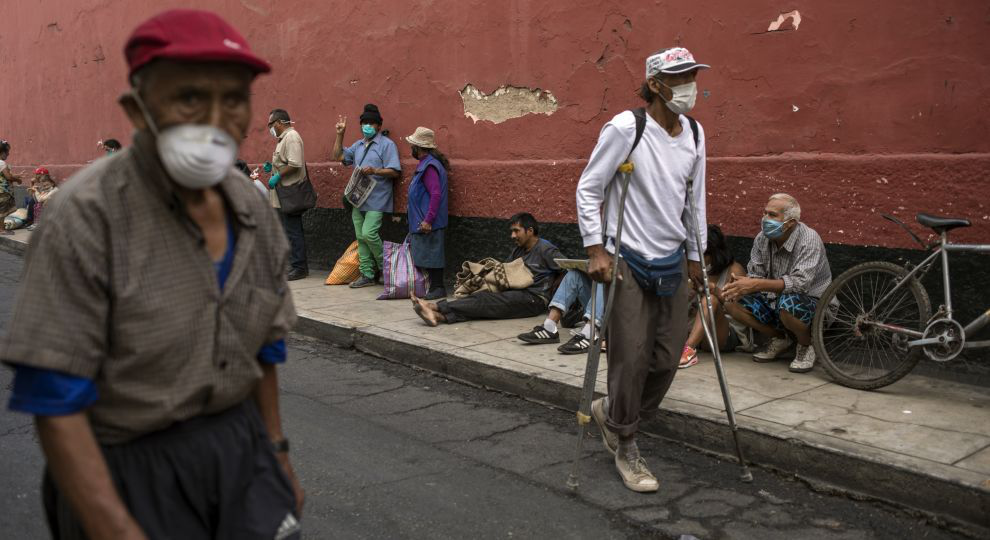 У Перу чоловікам та жінкам заборонили виходити на вулицю в один день