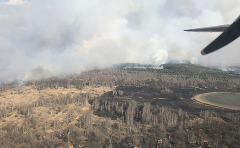 У Чорнобильській зоні загорілося 20 га лісу: для ліквідації залучили літаки