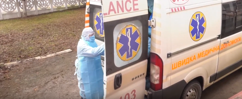 Приїхали у захисних костюмах: «хворий на коронавірус» лучанин викликав бригаду медиків (відео)