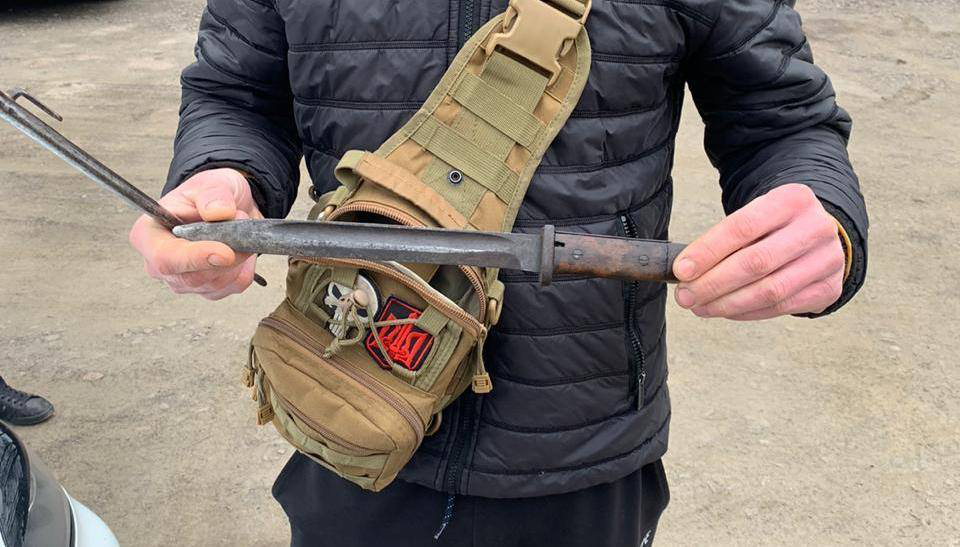 На Волині колишній військовослужбовець хотів продати холодну зброю (фото)