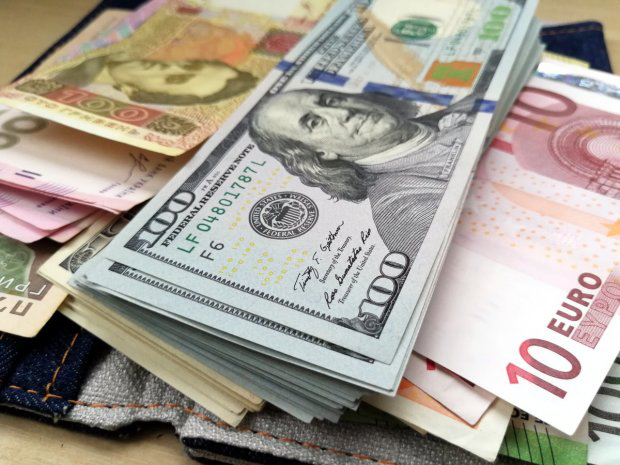 Падіння долара і євро призупинилося: курс валют у Луцьку на середу, 8 квітня