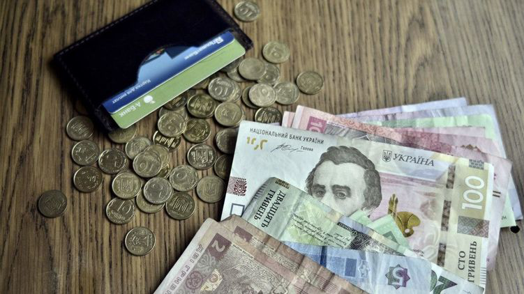 Долар і євро знову почали набирати: курс валют у Луцьку на четвер, 9 квітня