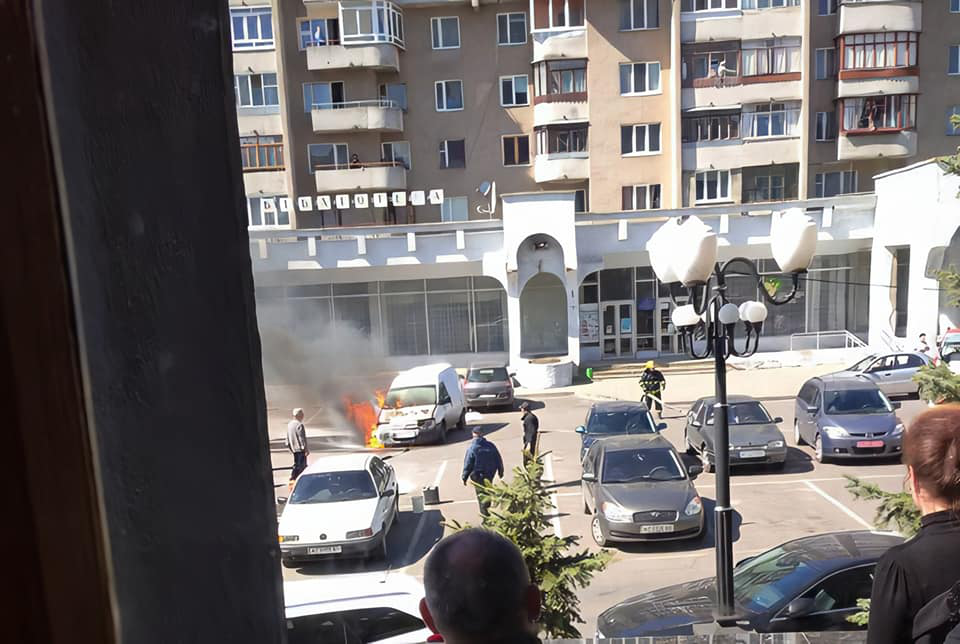 Біля Волинської ОДА загорівся автомобіль (фото)