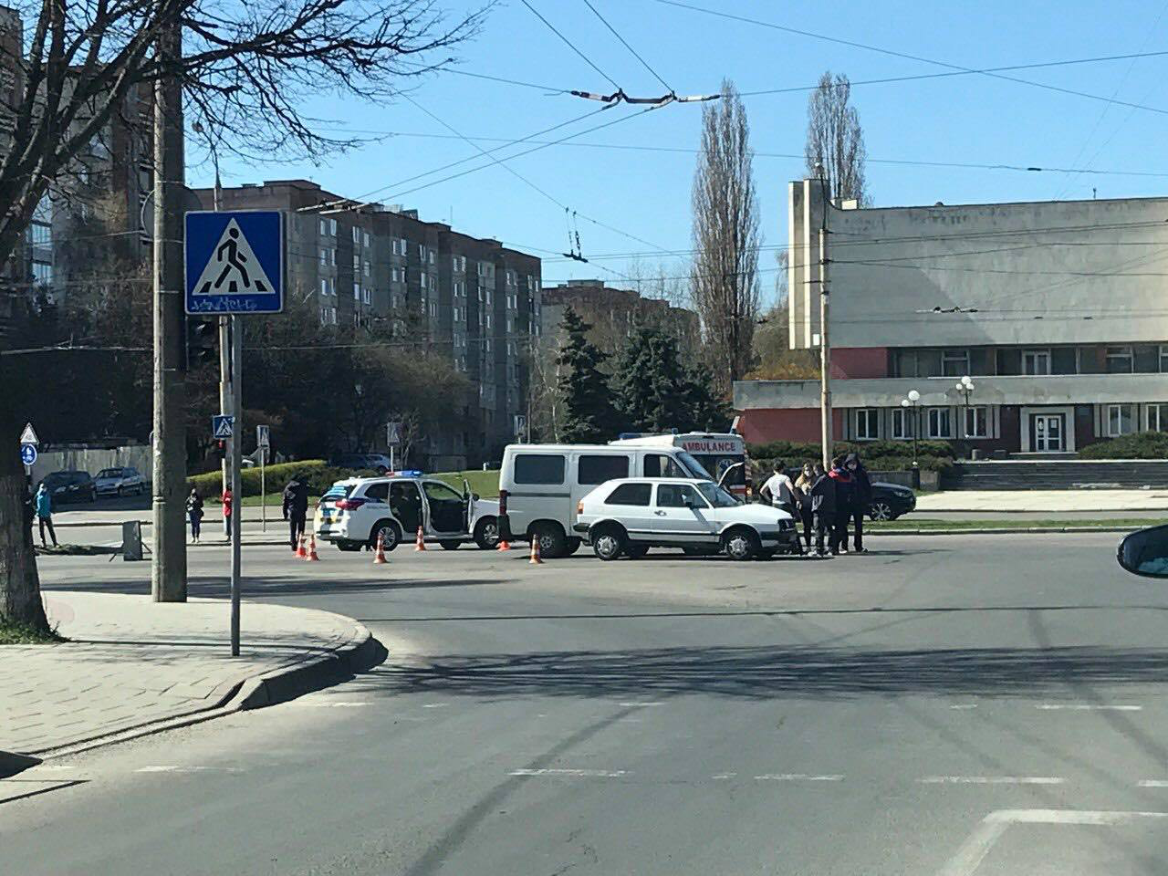 Біля РАЦСу в Луцьку – аварія: зіткнулися два легковики і 