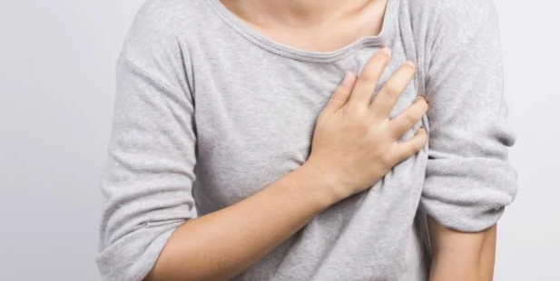 Чому болять груди у жінок: причини