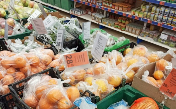 У Луцьку просять штрафувати магазини за гнилі овочі та фрукти в пакетах