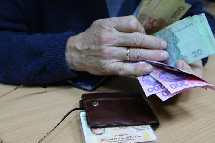 Коли українці отримають обіцяну тисячу до пенсії