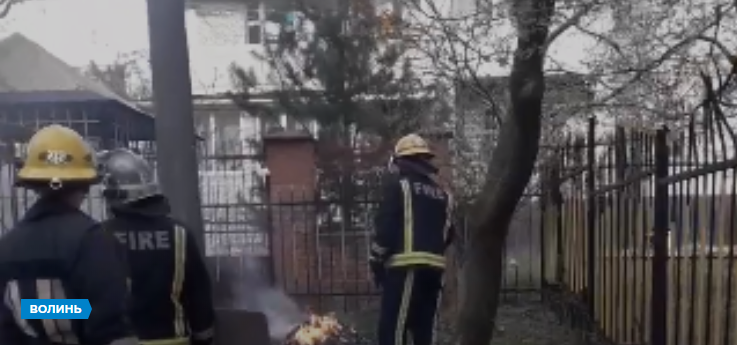 Викликати поліцію та пожежників: у дворі багатоповерхівки лучанка розпалила багаття (відео)