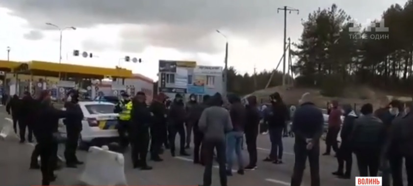 Українці заблокували рух у «Ягодині»: не хочуть йти на обсервацію (відео)