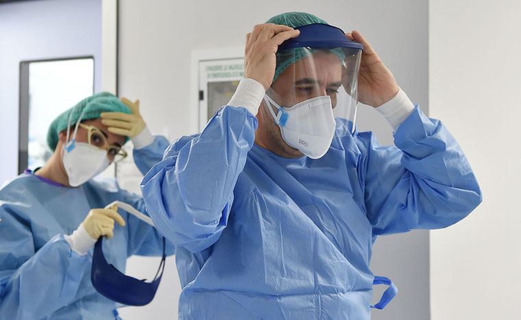 В Україні на коронавірус захворіли понад 1000 лікарів