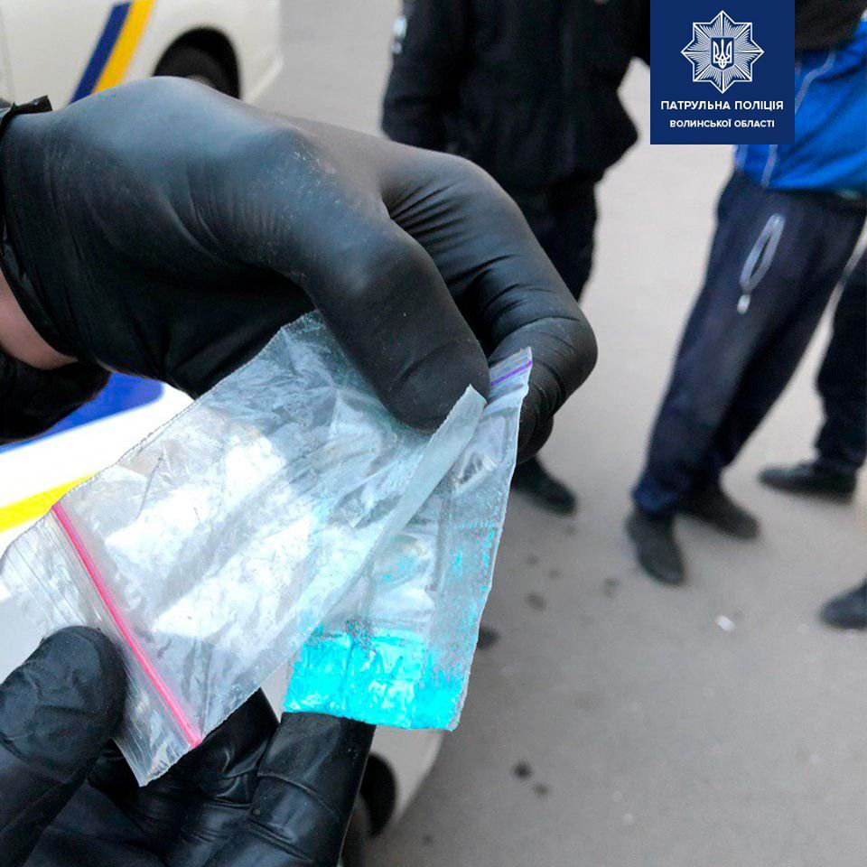 На Соборності в Луцьку патрульні затримали чоловіків з наркотиками (фото)