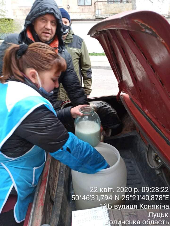 Наливали молоко з машин: у Луцьку оштрафували 