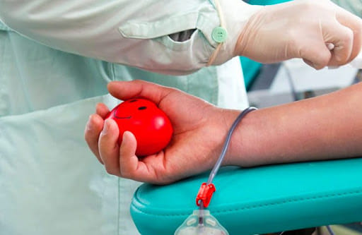 Стати донором крові – врятувати комусь життя: де та коли у Луцьку можна здати кров