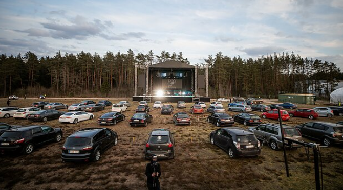 У Литві на карантині проводять концерти під відкритим небом, але слухати можна лише в авто (фото)