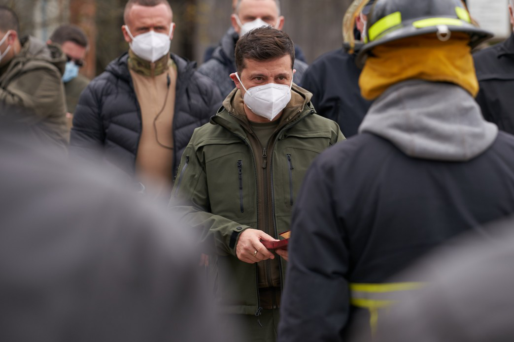 Зеленський нагородив рятувальників, які гасили пожежу у Чорнобильській зоні (фото)